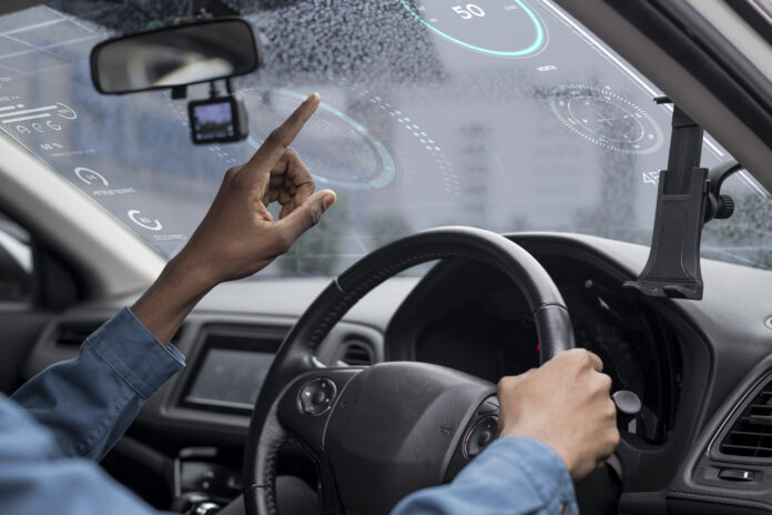 Condutor interagindo com tecnologia de inteligência artificial no painel do carro