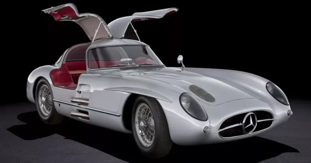 Mercedes-Benz 300 SLR Uhlenhaut Coupé prata, um dos carros mais valiosos e raros da história automotiva, com suas icônicas portas asa de gaivota.